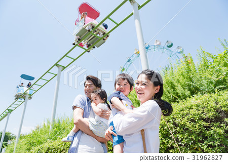 4 people family, family trip, theme park, amusement park 31962827