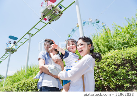 4人家庭，家庭旅行，主題公園，遊樂園 31962828