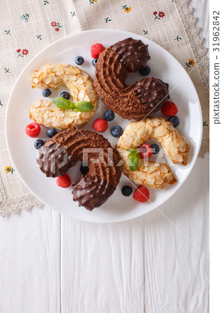 Almond and chocolate cookies 31962842