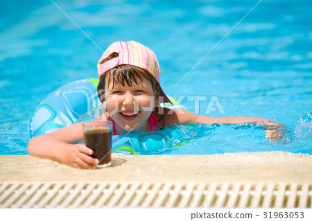 Girl swimming 31963053