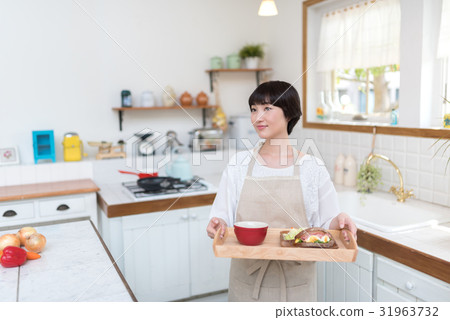 Young housewife lifestyle 31963732