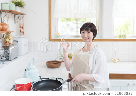 Young housewife lifestyle 31963882