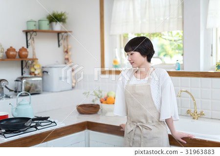 Young housewife lifestyle 31963883