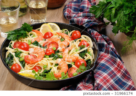Pasta with shrimp and vegetables 31966174