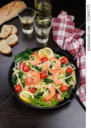 Pasta with shrimp and vegetables 31966175