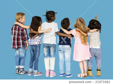 Group of children standing and huddle in rear view 31971062