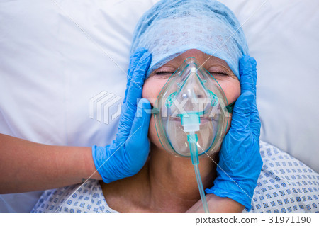 Nurse examining a patient 31971190