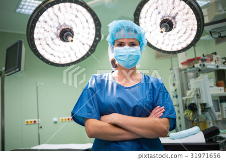 Portrait of a female surgeon standing in operation room 31971656