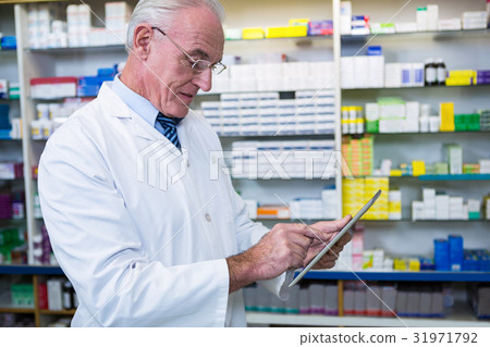 Pharmacist using a digital tablet 31971792
