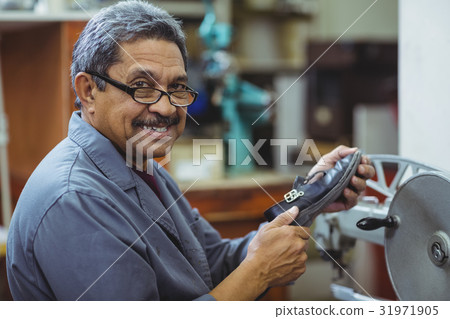 Portrait of shoemaker using sewing machine Portrait of shoemaker using sewing machine 31971905