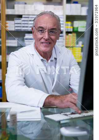 Pharmacist using computer 31971964