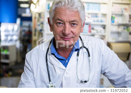 Pharmacist in lab coat 31972052