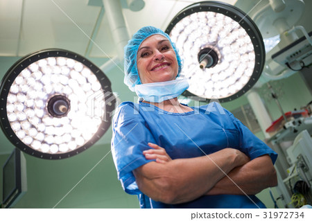 Portrait of surgeon standing with arms crossed in operation room 31972734