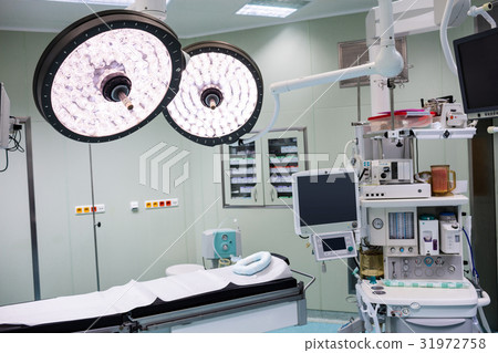 Interior view of operating room 31972758