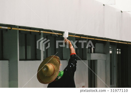 Construction working putting plaster on a wall Construction working putting plaster on a wall 31977110
