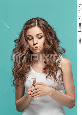 The young woman's portrait with thoughtful 31978763