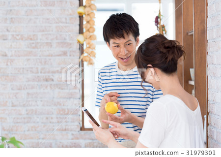 Young couple, couple, kitchen Young couple, couple, kitchen 31979301