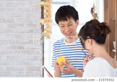 Young couple, couple, kitchen Young couple, couple, kitchen 31979302