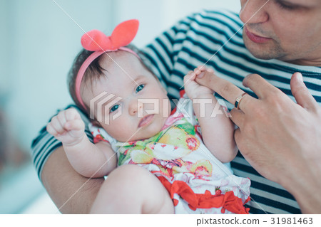 Father plays with a small daughter on a light Father plays with a small daughter on a light 31981463