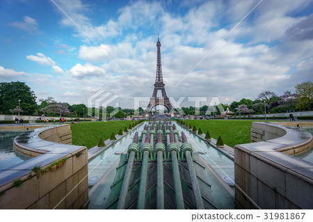 Eiffel tower with canyons 31981867