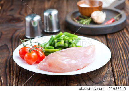 chicken fillet with vegetables 31982343