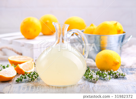 lemon drink 31982372