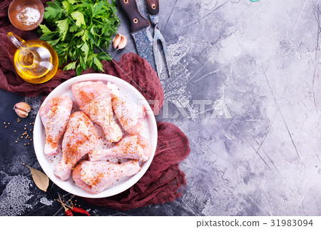 raw chicken legs 31983094