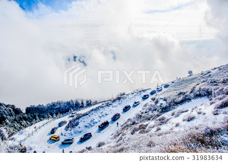 高山下雪,雲海,藍天白雲, 台灣.Mountain snow, sea of clouds 31983634