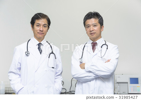 同步擺在實驗室的醫生 同步擺在實驗室的醫生 31985427