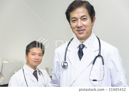 使用微笑同時響應射擊的醫生同步 31985432