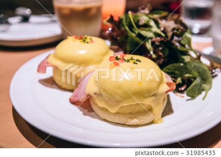 Benedict Egg, Ham, Salad, Benny Dick Egg, Ham, Salad 31985435