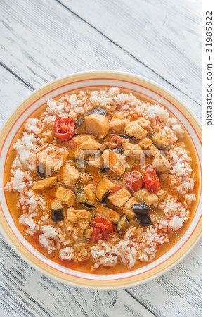 Thai red chicken curry with white rice 31985822