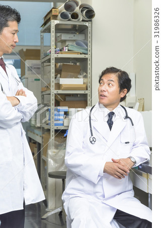 Doctors discussing in the laboratory Doctors discussing in the laboratory 31986326