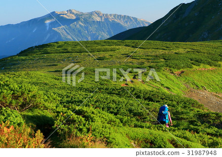 Climbers going on the Sugamokado ridge line and Yakushiyaku distant view 31987948