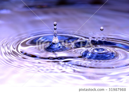 水滴 water drop 水紋 水珠 水面 紋路 波紋 波動 水波 舞蹈 彈跳 紫藍 韻律 動感 31987988