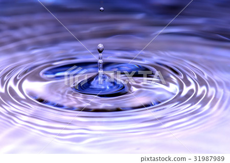水滴 water drop 水紋 水珠 水面 紋路 波紋 波動 水波 舞蹈 彈跳 紫藍 韻律 動感 31987989