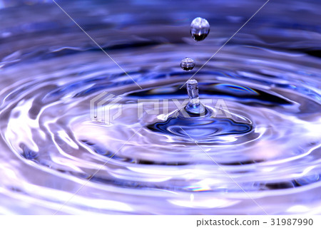 水滴 water drop 水紋 水珠 水面 紋路 波紋 波動 水波 舞蹈 彈跳 紫藍 韻律 動感 31987990