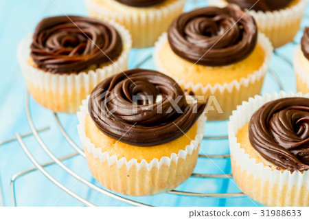 Mini sweet cupcakes with chocolate ganache 31988633