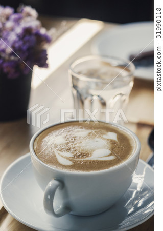 Soft focus on latte coffee cup 31990118