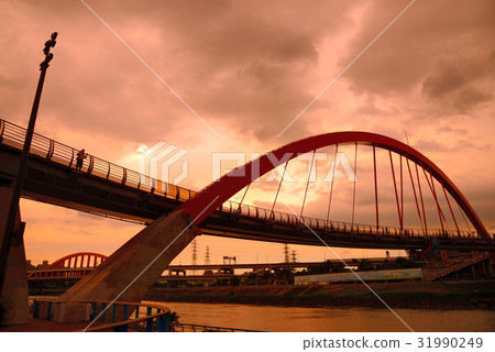 風景 河 橋 夕陽 黃昏 暮色 雲 天空 台北 台灣 觀光 傍晚 彩虹橋 日落 多雲 彎曲 雲彩 灰 31990249