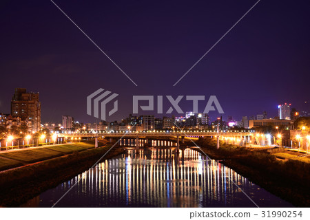 河 橋 夜景 夜色 天空 台北 台灣 基隆河 觀光 燈光 路燈 成美長壽橋 光影 倒影 夜空 橋樑 31990254