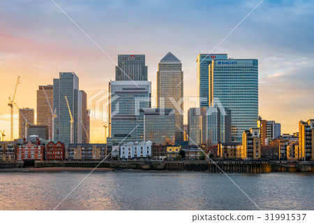 Canary Wharf in London at sunset Canary Wharf in London at sunset 31991537