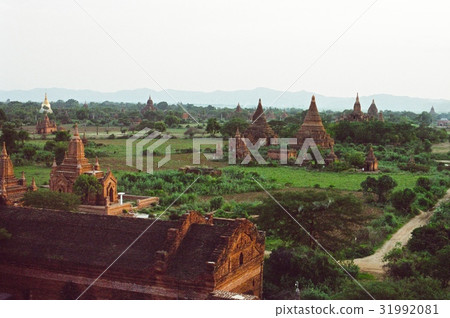 Pagoda group forested in the plain (Bagan / Myanmar) 31992081