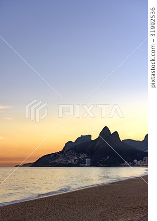 Sunset at Ipanema beach 31992536
