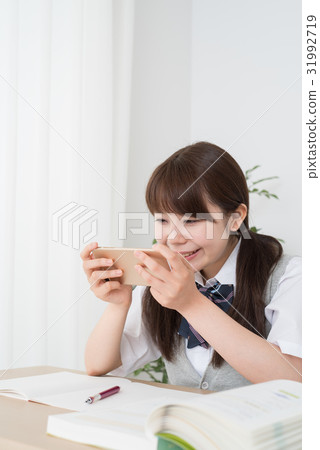 School girls who watch smaho while studying at home 31992719