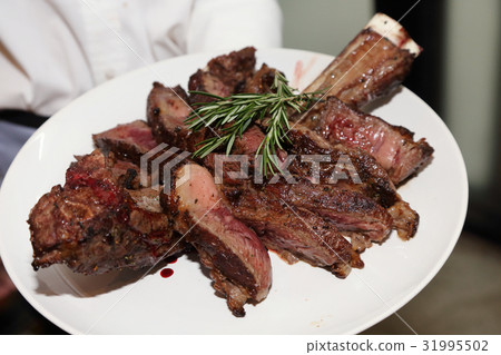 tomahawk steak 31995502