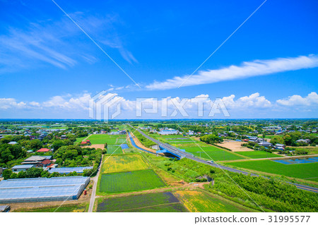 Kujukuri收費公路的鳥瞰圖在Kijukuri鎮附近的在Oimi Shirasato市 Kujukuri收費公路的鳥瞰圖在Kijukuri鎮附近的在Oimi Shirasato市 31995577