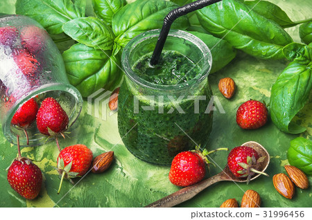 Fresh spinach smoothies Fresh spinach smoothies 31996456