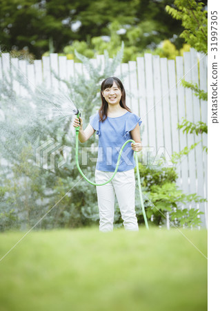 Gardening image 20's female 31997305