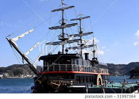 Shimoda sightseeing boat (black boat pleasure boat) 31997364